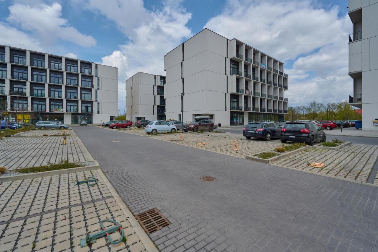 Mezzanine Studio Apartments Zarembowicza Wroclaw Airport By Renters מראה חיצוני תמונה